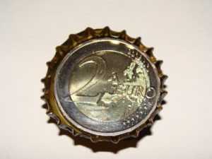 2-Euro-Münze, die passgenau in einem Kronkorken liegt