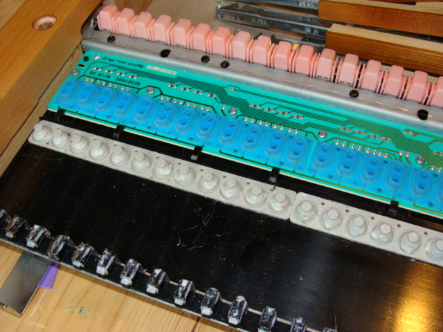 Grundplatte der Fatar-Tastatur ohne Tasten: hinten blaue Kontaktmatten, vorne graue Druckpunktmatten